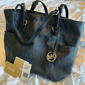 Michael Kors Jet Set Large Messenger. In GREAT shape!